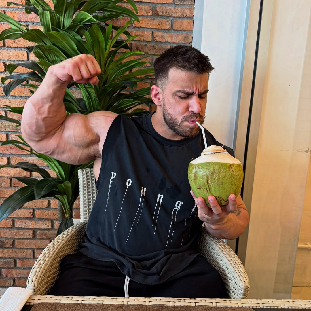 littlejoe616's tweet image. I went to get a fresh coconut🥥 #bodybuilder #biceps #flex #coconut #getbig