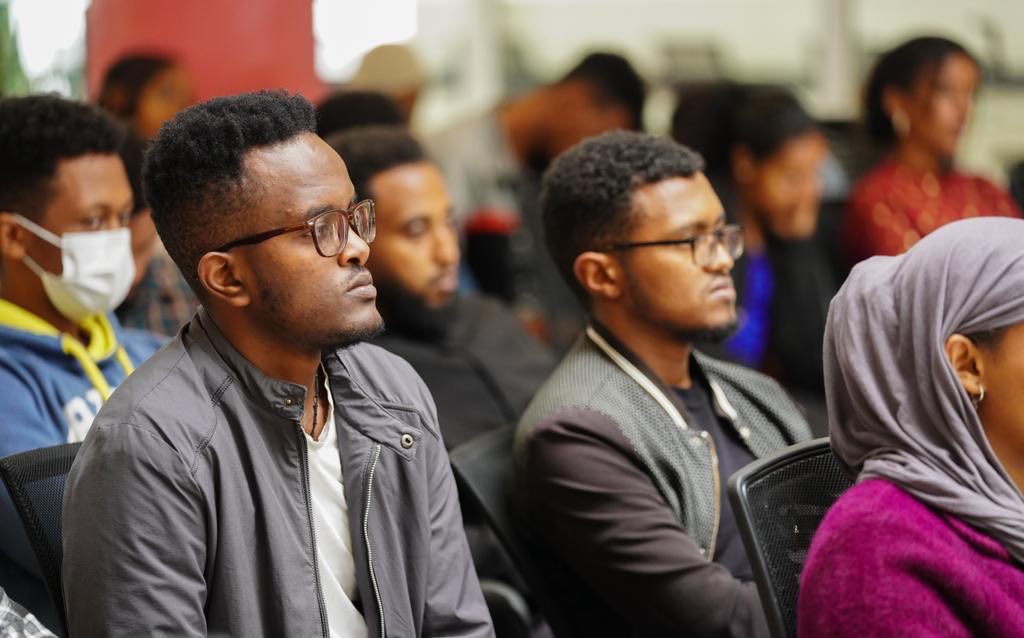 ዘወትር ቅዳሜ ጠዋት በ SatSquare ( Saturday Square ) በሚዘጋጀው ፕሮግራም ላይ በሺህ የሚቆጠሩ ኢትዮጵያውያን ወጣቶች ተገኝተው ለህይወት ጠቃሚ የሆኑ ቁም ነገሮችን ተምረናል። 

በእርግጥ አይረሱትም !