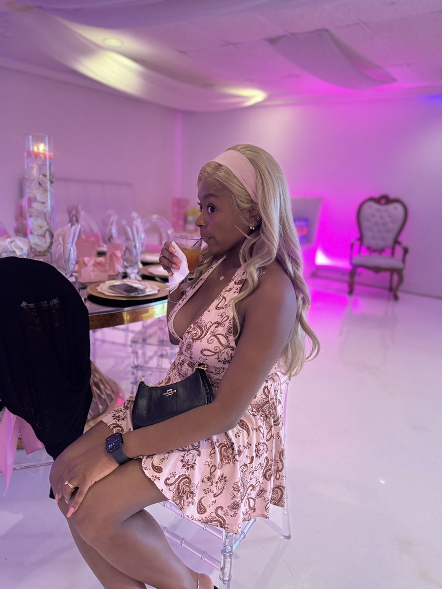 Debb Abeille tweet media