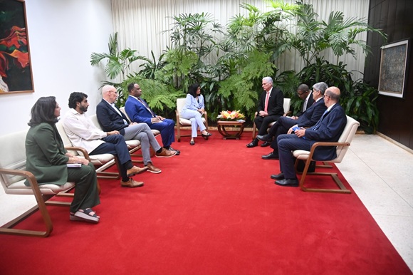 CITMAVCL's tweet photo. #Congresistas EEUU:
"Estados Unidos y Cuba deben entablar de inmediato negociaciones reales que garanticen la dignidad y la libertad del pueblo cubano, así como los enormes beneficios que el pueblo estadounidense obtendrá de una colaboración genuina entre nuestros dos países". https://t.co/vP7qYd6trA