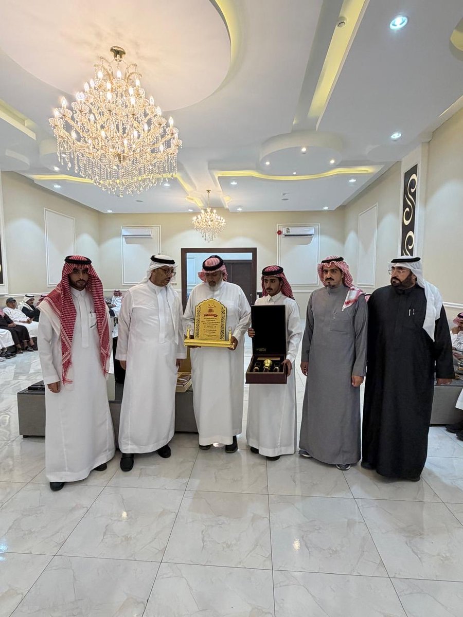 a12hh's tweet photo. سعدت في هذه الليلة المباركة بمشاركة الزملاء في ثانوية صقر قريش ومتوسطة الراية بأبها في حفل تكريم الزميل الأستاذ أحمد شاهر عسيري بمناسبة تقاعده https://t.co/mQDKjacsd7