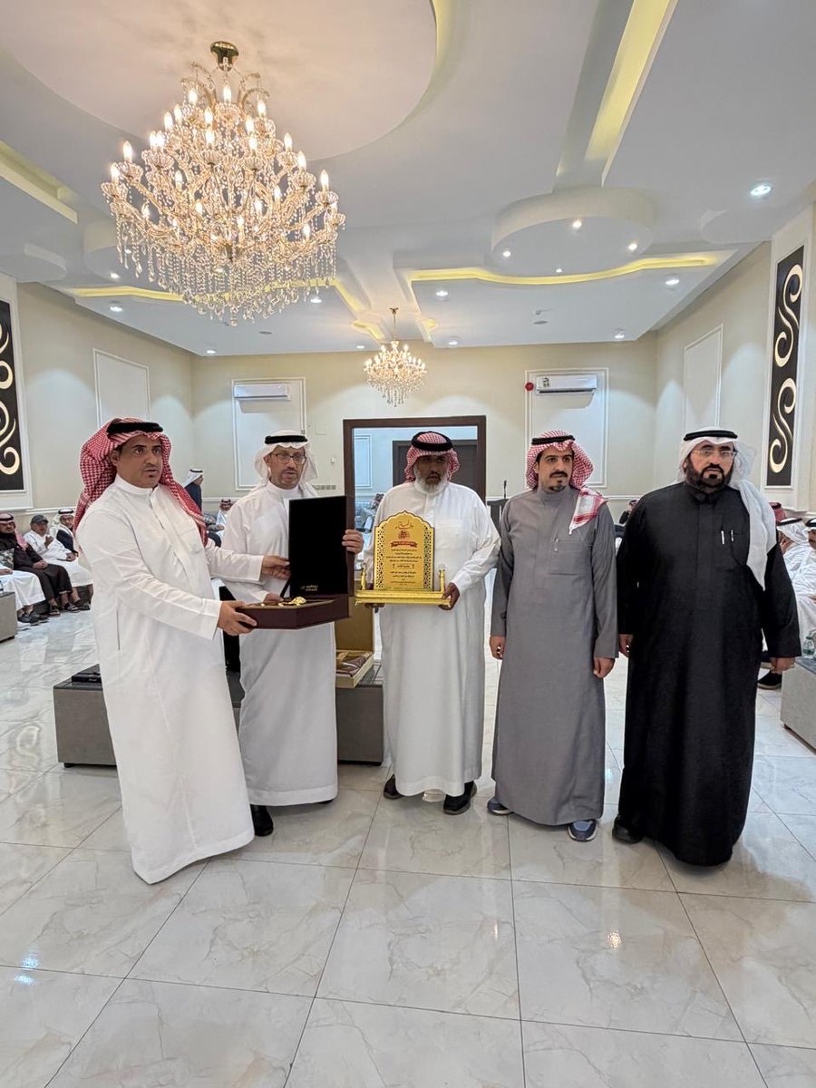 a12hh's tweet photo. سعدت في هذه الليلة المباركة بمشاركة الزملاء في ثانوية صقر قريش ومتوسطة الراية بأبها في حفل تكريم الزميل الأستاذ أحمد شاهر عسيري بمناسبة تقاعده https://t.co/mQDKjacsd7