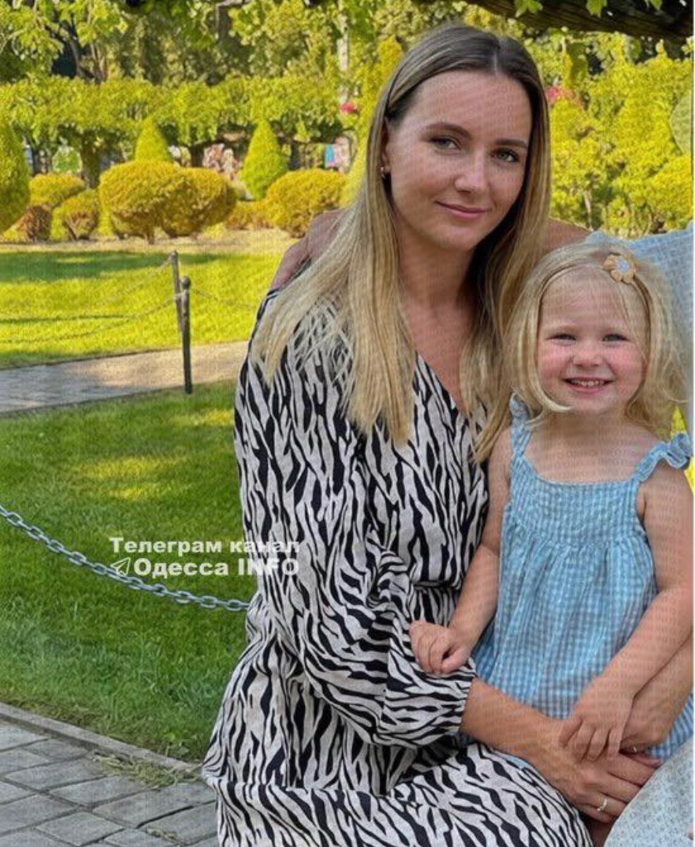 Questa mamma e la sua bambina di due anni sono morte ad Odesa questa notte. 
Sono le ultime vittime di una lunga serie di civili uccisi dai criminali bombardamenti russi sui civili Ucraini. 
E qui c’è chi vuole ricomprare nuovamente il gas russo
