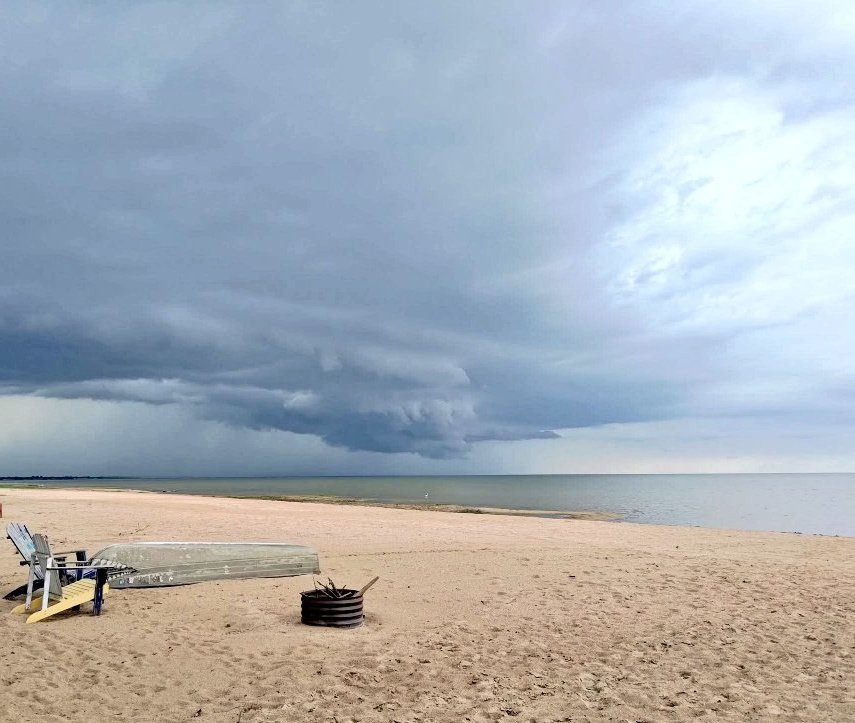 Jules_Atkinson's tweet image. Minimalist Monday 
A beach. Some water. Endless sky. Sometimes, less really is more. #Minimalism #Nature 
QP or Share your minimalist clicks 📸