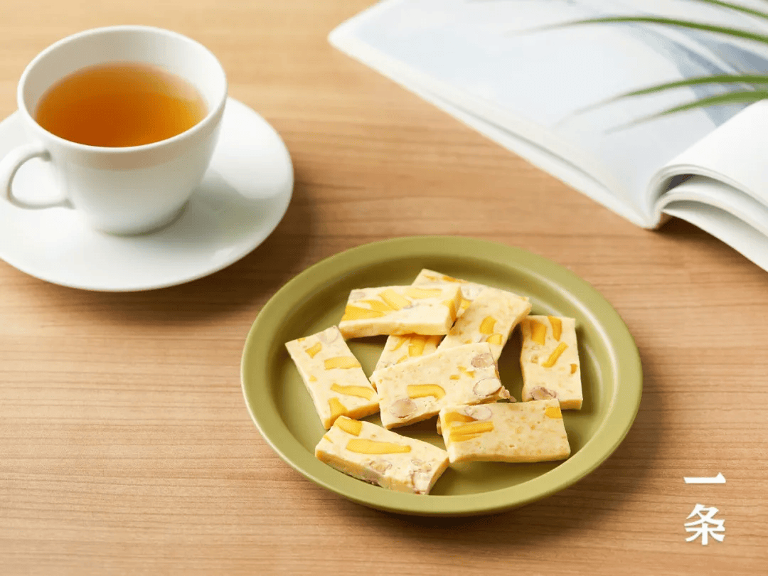 GinaCW's tweet photo. Treat time! Sharing my go-to snack combo—crunchy nuts + chewy dried mango. Perfect for midday slumps or movie nights. Who’s stealing a bite  #SnackHacks #YumAlert https://t.co/wa7ebpfkUR