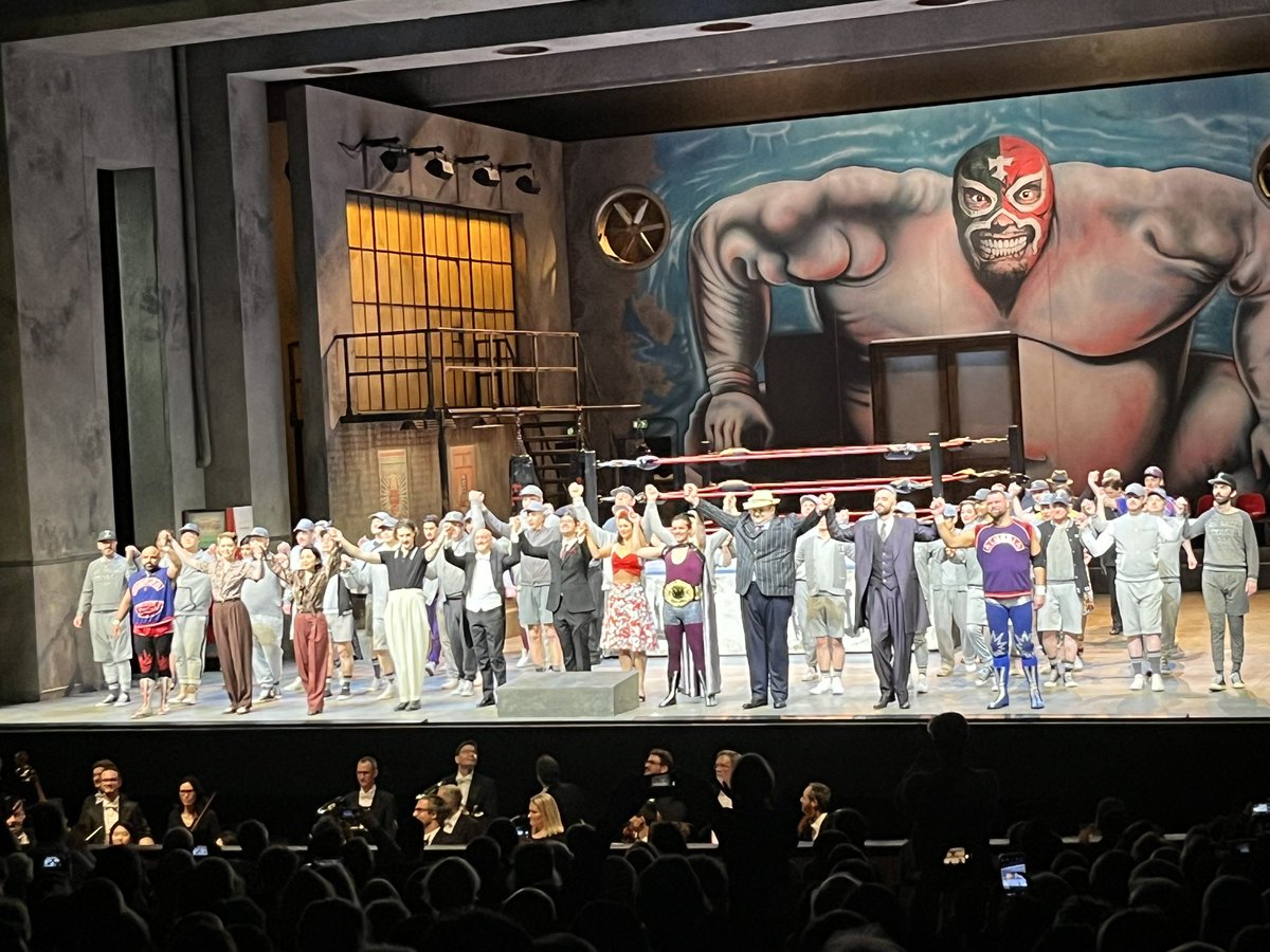 KarlHurb's tweet image. #ItalianaInAlgeri @deutsche_oper by @RolandoVillazon is neon-soaked Lucha Libre fever dream. While the 🇲🇽 wrestling concept is high-energy, non-stop slapstick is exhausting, bordering on “clutter" of gags that drowns out #Rossini’s wit. 🌮 🌀. #AlessandroDeMarchi keeps it crisp.