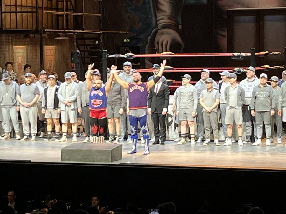 KarlHurb's tweet image. #ItalianaInAlgeri @deutsche_oper by @RolandoVillazon is neon-soaked Lucha Libre fever dream. While the 🇲🇽 wrestling concept is high-energy, non-stop slapstick is exhausting, bordering on “clutter" of gags that drowns out #Rossini’s wit. 🌮 🌀. #AlessandroDeMarchi keeps it crisp.