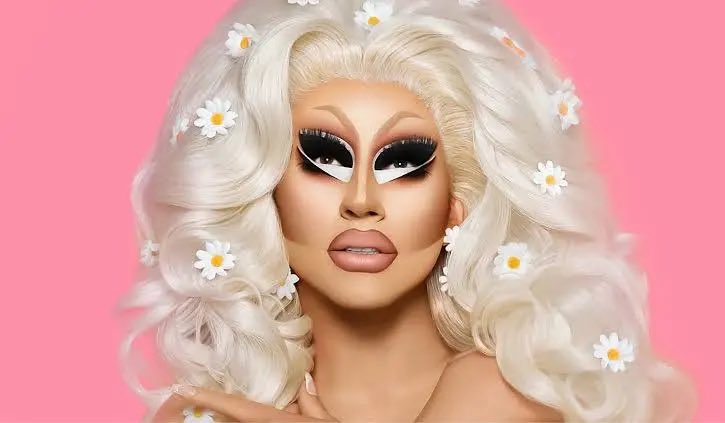 NationOfMarina's tweet photo. Trixie Mattel praises MARINA via her latest Tweet 💗

“you all don’t know how much I loved Marina in the early 2010s” https://t.co/bXGBzffZIM