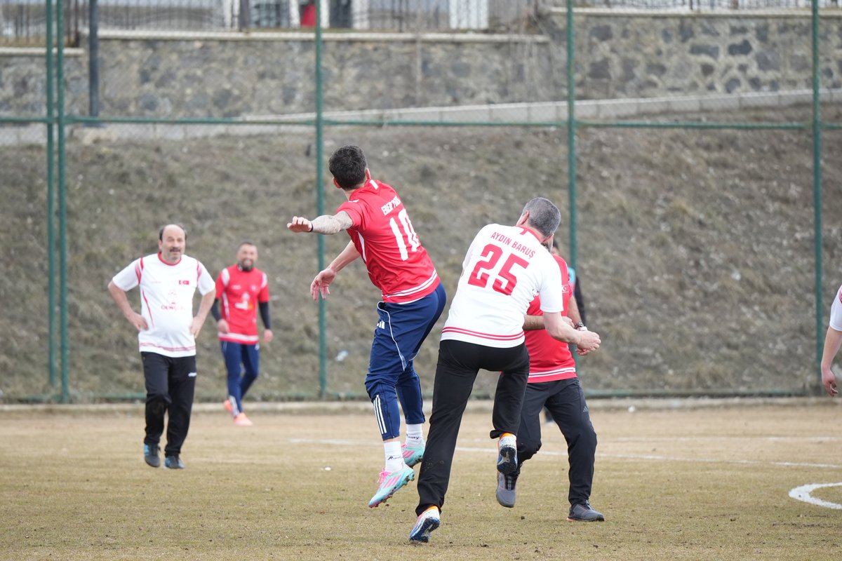 ErzurumTugva's tweet photo. ⚽ Sahada kardeşlik, tribünde heyecan!
Türkiye Gençlik Vakfı Erzurum olarak düzenlediğimiz futbol programını büyük bir coşkuyla gerçekleştirdik.
Liseli kardeşlerimizle aynı sahada buluştuğumuz bu güzel organizasyonda; hem spor yaptık hem de dostluklarımızı güçlendirdik. https://t.co/4RZ0te0q03