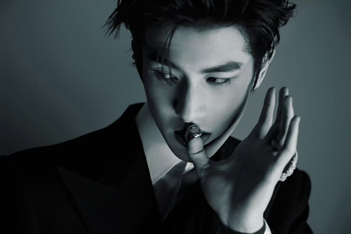 XuKai_Soso0305's tweet photo. Linghe needs to have this bad boy look more often…sexy as hell 🔥🔥🔥

 #ZhangLinghe #张凌赫 https://t.co/dPkqRSz9qy
