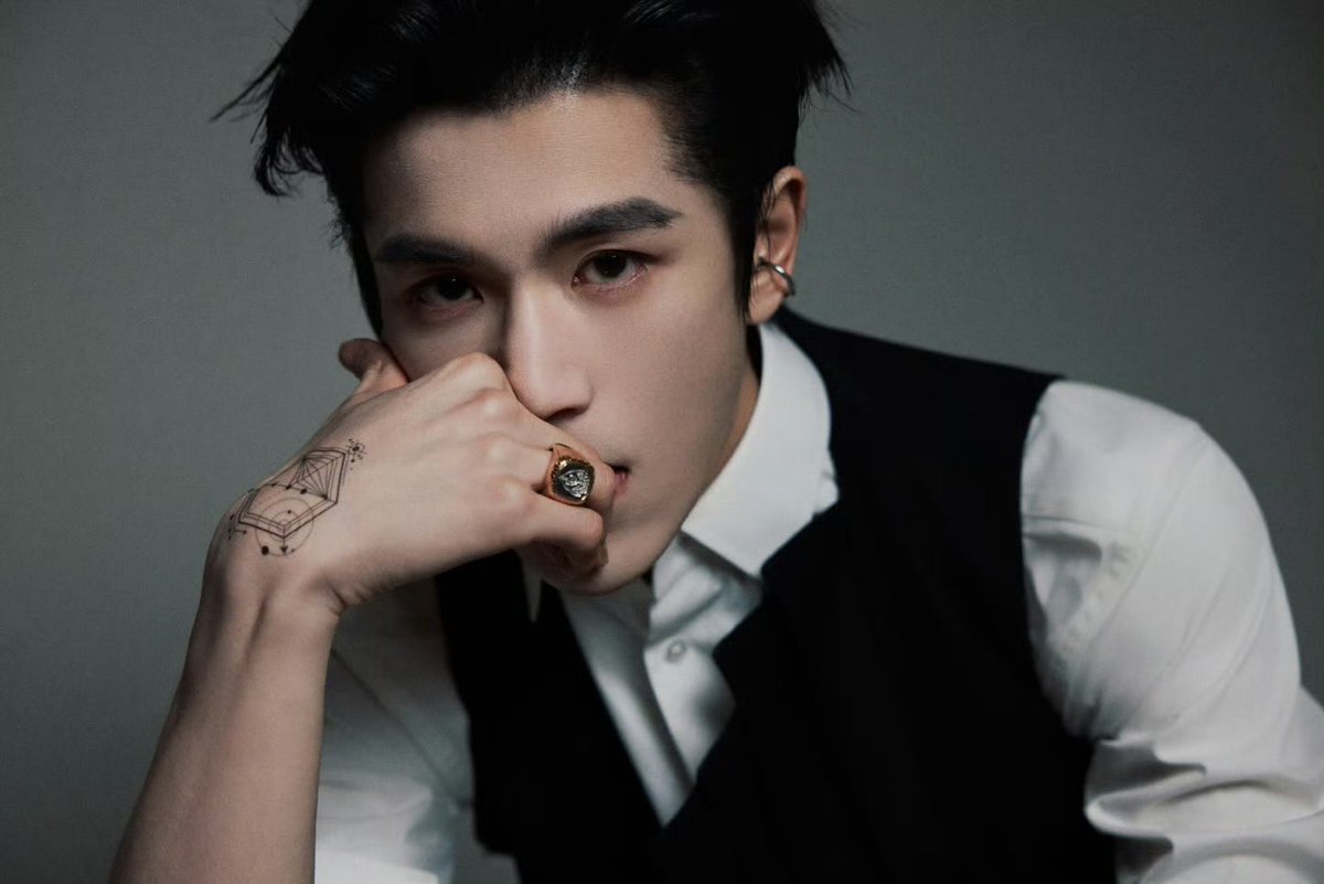 XuKai_Soso0305's tweet photo. Linghe needs to have this bad boy look more often…sexy as hell 🔥🔥🔥

 #ZhangLinghe #张凌赫 https://t.co/dPkqRSz9qy