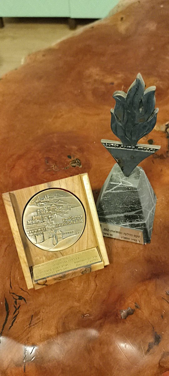 זה ציוץ רגיש בשבילי
בחודש הבא נציין עשר שנים למותו של אבא האהוב שלנו, מושיק כהן ז"ל,
אבא השיא משואה ביום העצמאות ה64
כהוקרה לעשייה של 30 שנה בבניית תשתיות המים והקרקע של ישראל. 
לפני שלוש שנים כבר התגנבה התחושה, שהיום כבר ברורה
אם אבא היה כאן מאמין שהיה מחזיר את אות משיא המשואה