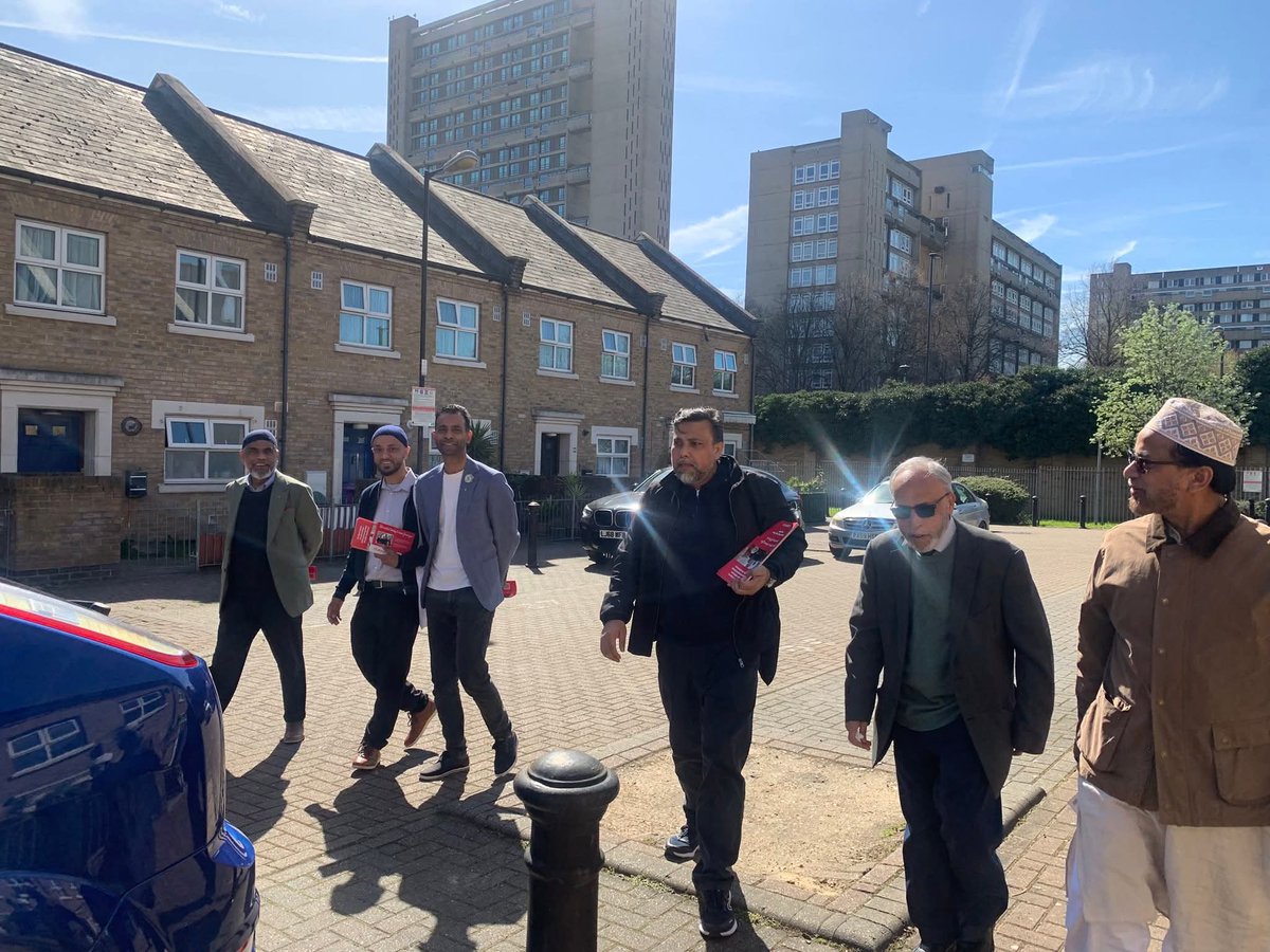 _mohammedrob's tweet photo. Great afternoon in Aberfeldy with the local legends of Lansbury. Strong support and honest conversations on the doorstep.
Proud to campaign for Cllr Sirajul Islam for mayor and our Lansbury team: Mohammed Rob, Anwar Miah, Shajia Sultana.
On 7 May, vote Labour. https://t.co/kemMBjshc5