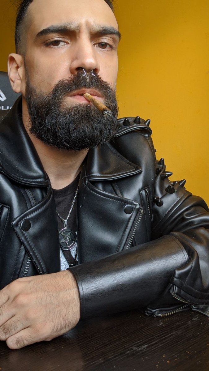 Hey there leather lover, found your match.

It's time to serve isn't It? Open your wallet and let it relax, daddy's going in.