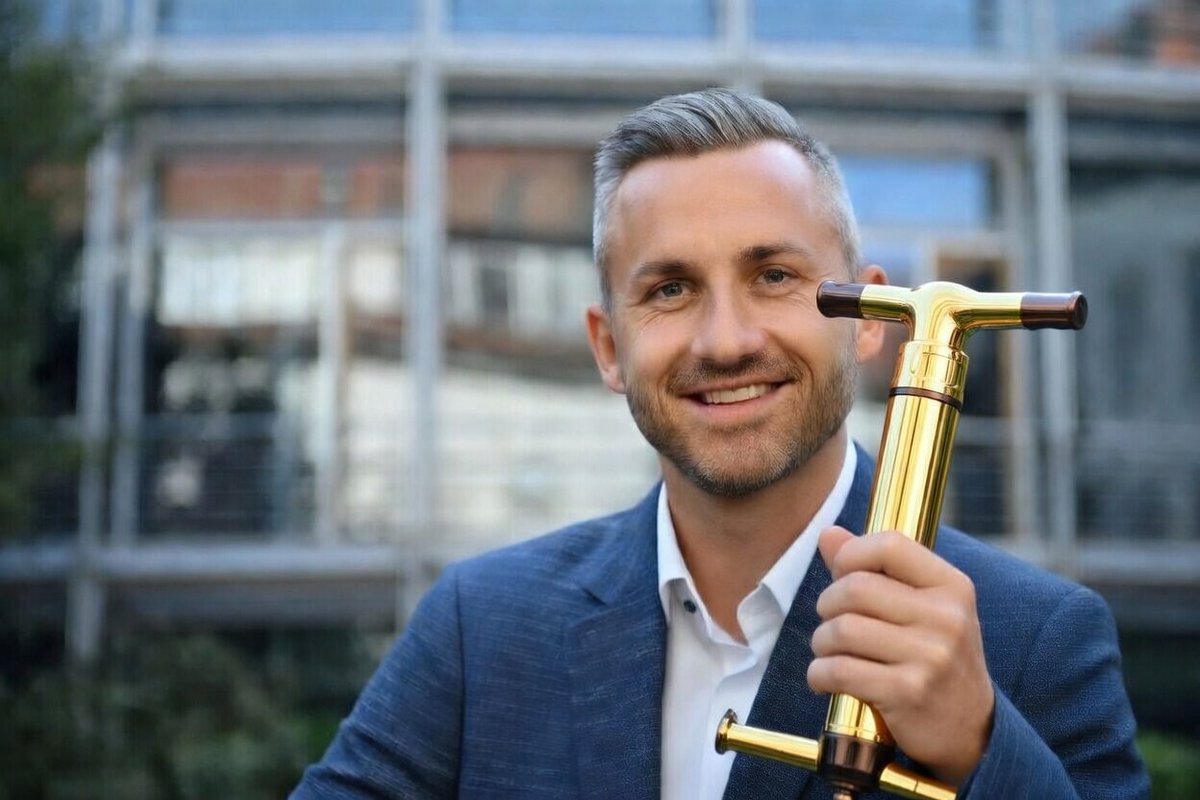 NobelClaude's tweet photo. @matzesmeinung @Jenni11187 @UlrichSiegmund Bekommt der ekelhAfDe Schwätzer da auch endlich die goldene Luftpumpe verliehen? https://t.co/h3hmGRz2af