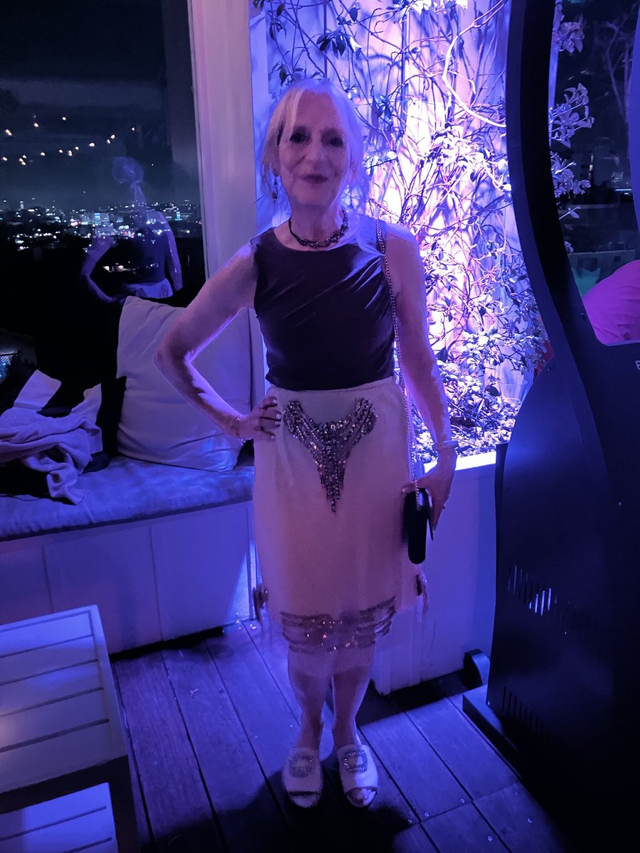 TheRosesP's tweet image. Good Monday,New week and Holiday 💙🏞️! Have a marvellous day and successful week seas! #Monday motivation #goals