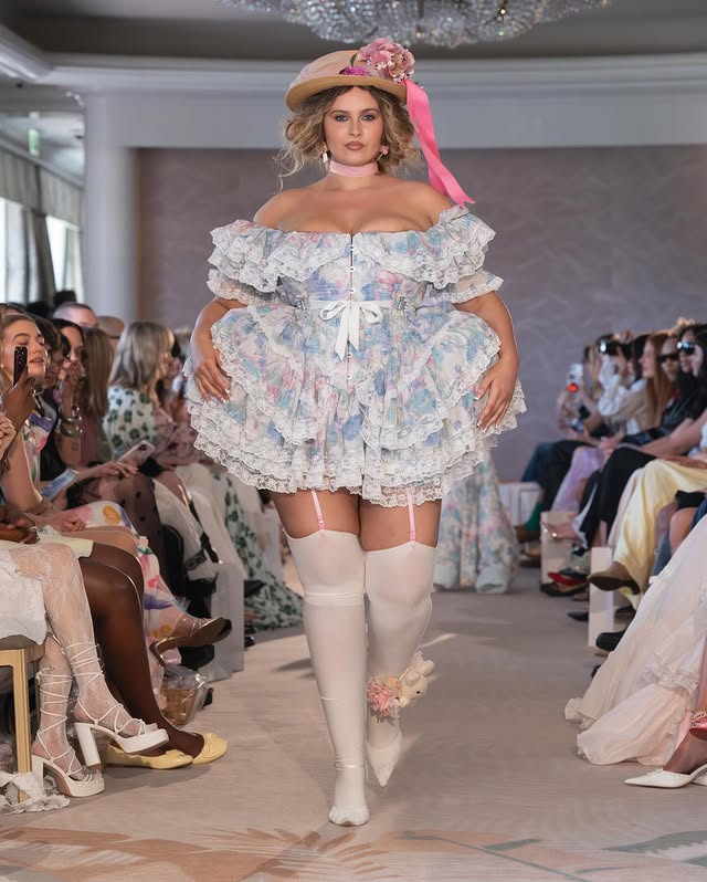 𝑘𝑎𝑟𝑜𝑙 🦢 tweet media