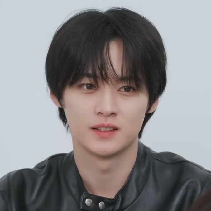 emi 🍮 lee know day !!! tweet media