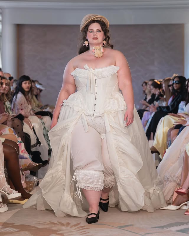 𝑘𝑎𝑟𝑜𝑙 🦢 tweet media