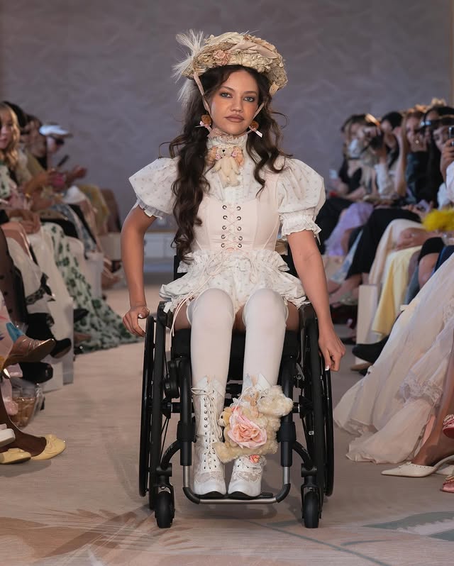 𝑘𝑎𝑟𝑜𝑙 🦢 tweet media