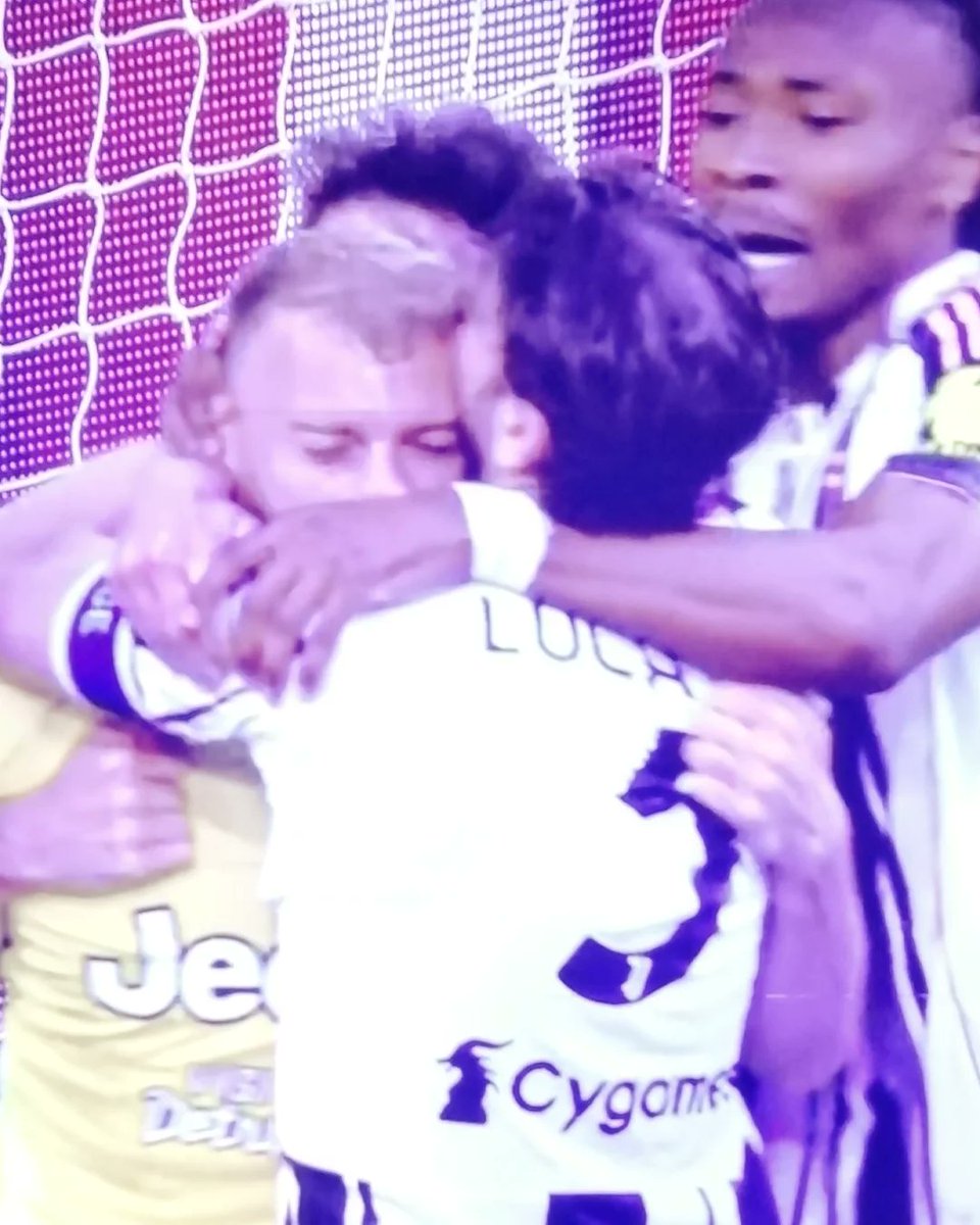 La_Bianconera's tweet photo. Non potevi scegliere momento migliore per il tuo ritorno, #DiGre! 👏
Immagini che parlano da sole! 🤍🖤
#DiGregorio #JuveGenoa https://t.co/vW1GICw42J