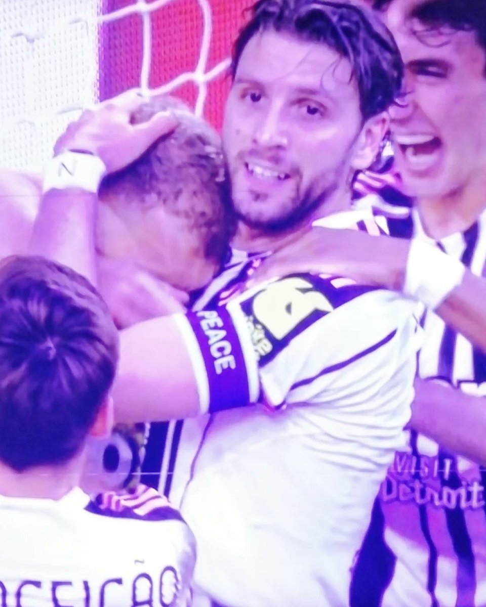 La_Bianconera's tweet photo. Non potevi scegliere momento migliore per il tuo ritorno, #DiGre! 👏
Immagini che parlano da sole! 🤍🖤
#DiGregorio #JuveGenoa https://t.co/vW1GICw42J