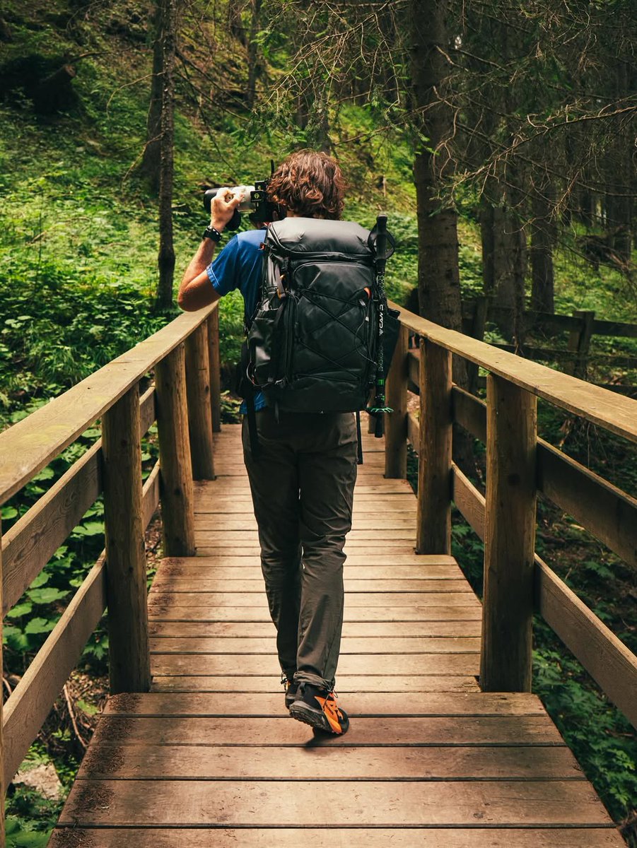 PGYTECH_global's tweet photo. 🌲 Deep in the woods, where the trail gets narrow, the pack stays confident.
The OnePro Flex Backpack in Black bends with your body, carries your gear, and never complains about the distance. 🖤🎒
📸: @alberto_seghezzi
#PGYTECH #MakeCreationEasier #OneProFlex #CameraBackpack https://t.co/WHkV2FGpWL