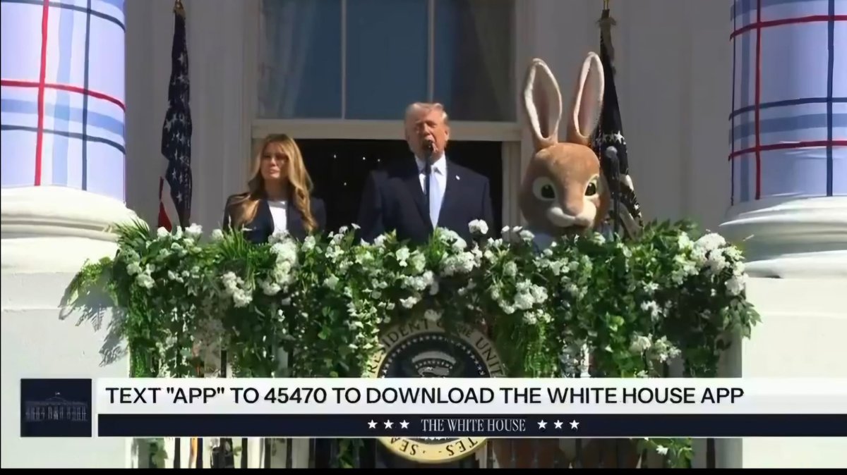 Elisava11's tweet photo. Trump parlant de la guerra amb Iran amb el conill de Pasqua al costat. No sé si això és un capítol del Cuento de la Criada. https://t.co/UrgYMrraL2