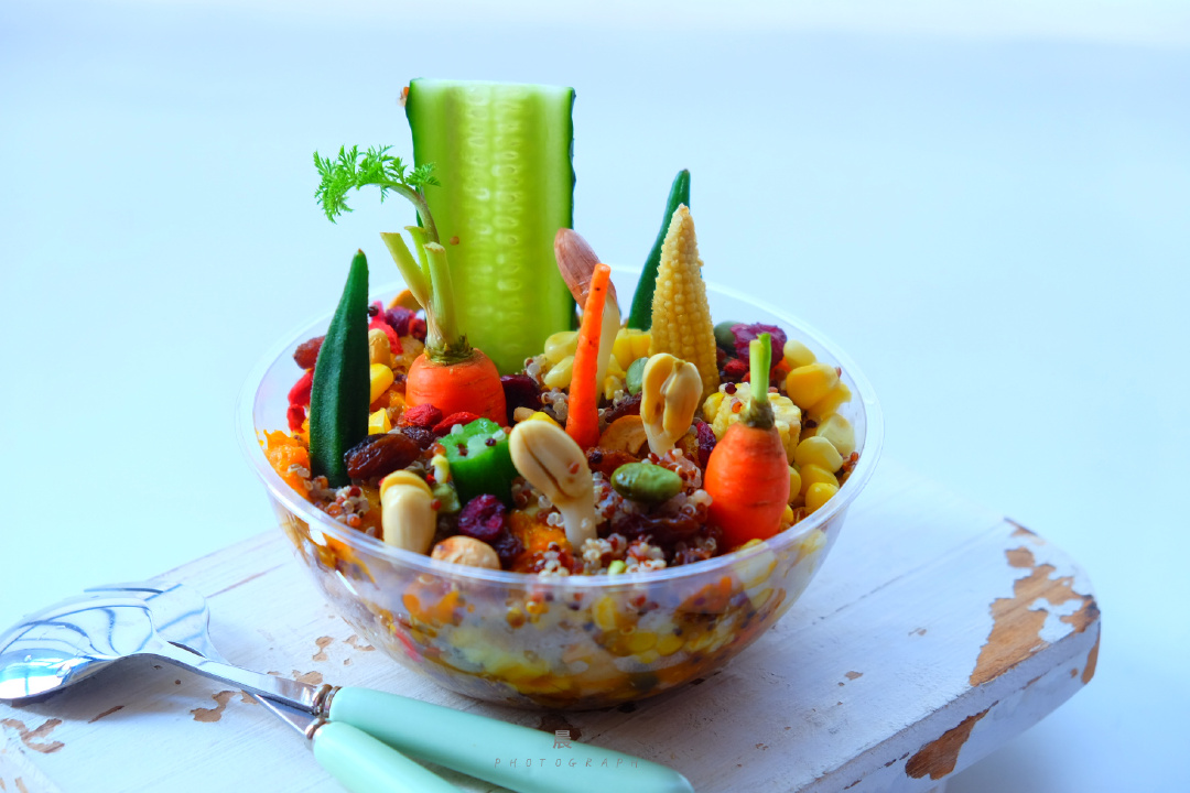 ReidMyRantz's tweet photo. Swap processed snacks for this 10-min protein-packed bowl! Grilled chicken, quinoa, roasted veggies + a lemon-tahini drizzle—fuel your day without the extra calories.  #MealPrep #HealthyEats https://t.co/AsyLJHPliw