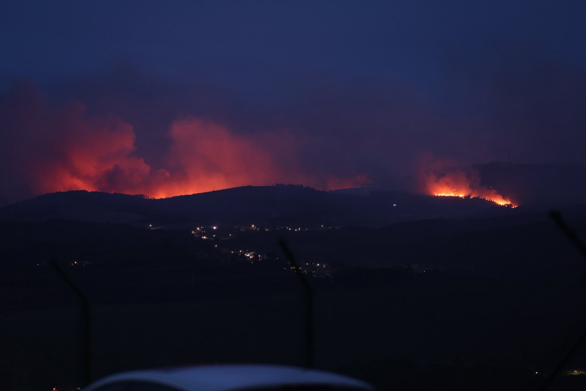 AlbertoSxenick's tweet photo. Continúa ardiendo el monte en la zona de Redondela a pesar de la lluvia https://t.co/9fbEthlkwM