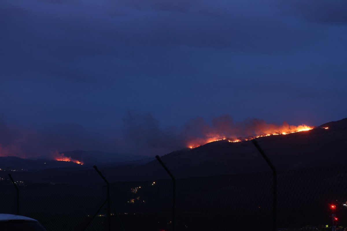AlbertoSxenick's tweet photo. Continúa ardiendo el monte en la zona de Redondela a pesar de la lluvia https://t.co/9fbEthlkwM