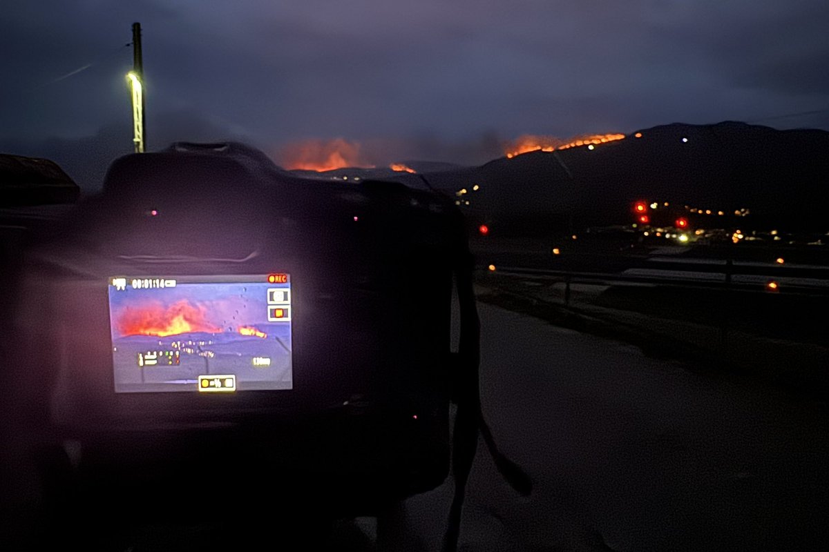 AlbertoSxenick's tweet photo. Continúa ardiendo el monte en la zona de Redondela a pesar de la lluvia https://t.co/9fbEthlkwM