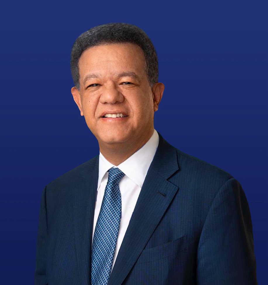 ViktorBautista's tweet photo. MADRID. Cuando tomé Sociología de la Comunicación con @LeonelFernandez me pareció un ente avanzado en su tiempo. 

Cuando asumió la primera magistratura del Estado, en sus 40, se produjo en RD una atmósfera de modernidad (sin ignorar los efectos de la reforma del 92 de Balaguer)

Cuando retornó en 2004 su sola presencia se tradujo en estabilidad y recuperación. 

Después de 2008 ya no era el mismo, no inspiraba igual. Y es natural en política. Es la naturaleza del desgaste. 

Sigue en los afanes por retornar al poder después de tres gobiernos y un legado que sería de miserables regateárselo (sin obviar  zonas oscuras de colaboradores suyos).

¿Cuál es su apuesta innovadora? ¿Cuál es su visión transformadora? ¿Con quiénes cuenta? ¿Habla su gente el lenguaje de esta era, de la economía digital, de la revolución tecnológica-educativa, del nearshoring?

Vamos a suponerle pericia, aprendizaje de sus propios errores, deseos de un cierre en alta como estadista. Puede ser. 

Mi problema, que es quizás de entendimiento, es que la semántica de las palabras, los hechos y su círculo de apoyo me remiten al rezago.

Posiblemente sorprenda en campaña, cuando arranque la contienda electoral. Esperemos. Si no sorprende, sería uno más de una oda al desencanto político que nos arropa. 

Pero, estemos claros, veo a  jóvenes y relativamente jóvenes con alma de viejos en la otra acera, coqueteando con el populismo, muy básicos, sin profundidad, como mangos pasmados en la mata.

2028 no será fácil. #RD #política #eleccionesRD #RD2028