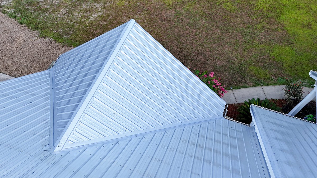 trueforcegnv's tweet photo. Metal roofs are a popular choice for homeowners who want a clean, modern look with strong performance 🏠🔩

Many people choose metal roofing for its durability, energy efficiency, and ability to handle harsh weather conditions 💪☀️ https://t.co/OMPpVpCTW8