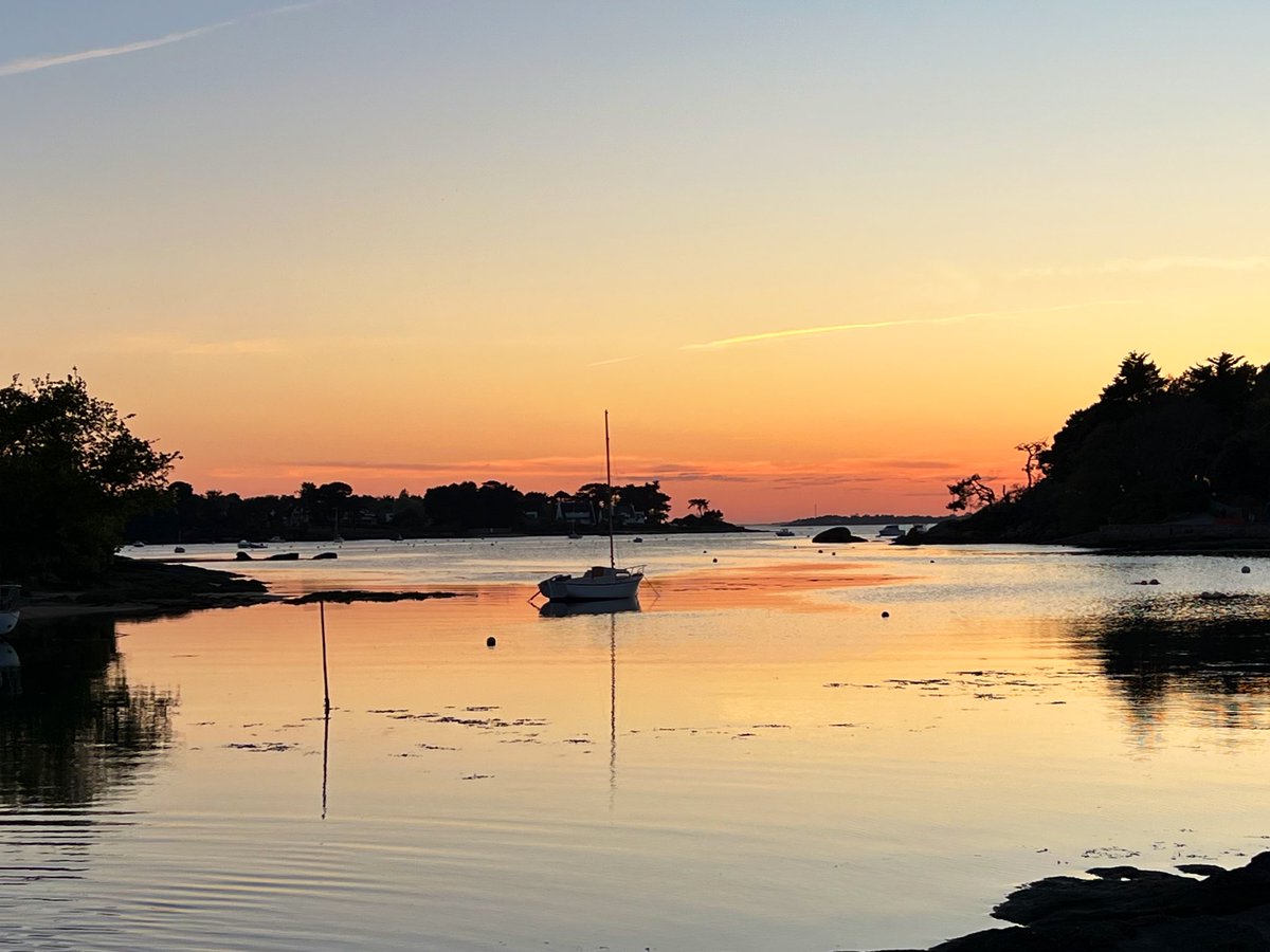 beuzec's tweet image. La fin d’un lundi au soleil au bout de la rue ! C’était bien ☀️
#Bzh #SpringVibes #sunsetphotography