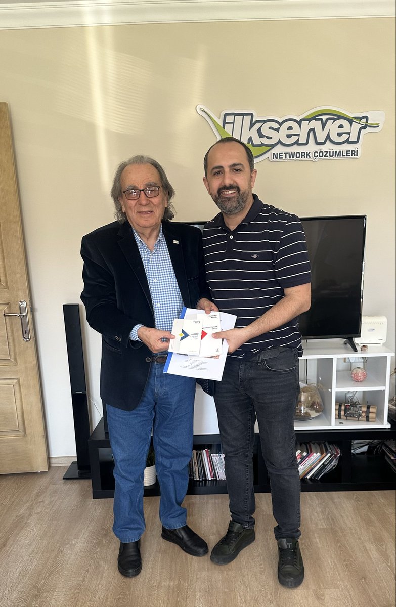snrkul's tweet photo. Manisa ve kooperatifçilik denince akla gelen yaşayan bir ansiklopedi olan Mustafa Pala ile bir araya geldik.

Her buluşmamızda ondan öğrenecek ne kadar çok şey olduğunu bir kez daha fark ediyor, büyük bir dikkat ve keyifle dinliyorum.

Bazı değerlerin kıymetini, onlar henüz aramızdayken anlamak gerekiyor. Yaşadığı şehre ve çevresine sayısız katkı sunan Mustafa Pala; bilgeliğini mütevazılığıyla harmanlayarak, bitmek bilmeyen enerjisiyle yeni projelerini birbiri ardına hayata geçirme heyecanı taşıyor.

Bu nedenle Manisa ve kooperatifçilik alanında faaliyet gösteren tüm yerel yönetimlerin ve yöneticilerin, onu rehber edinmesi ve daha yakından anlaması gerektiğine inanıyorum.

Sohbetimiz o kadar keyifliydi ki iki saatin nasıl geçtiğini anlamadık. Yeni projeler üzerine konuştuk, Manisa’ya birlikte neler katabileceğimizi değerlendirdik ve bu heyecanla yola koyulduk.

Nazik ziyareti ve kıymetli kitapları için değerli bilge Mustafa Pala’ya teşekkür ediyorum.