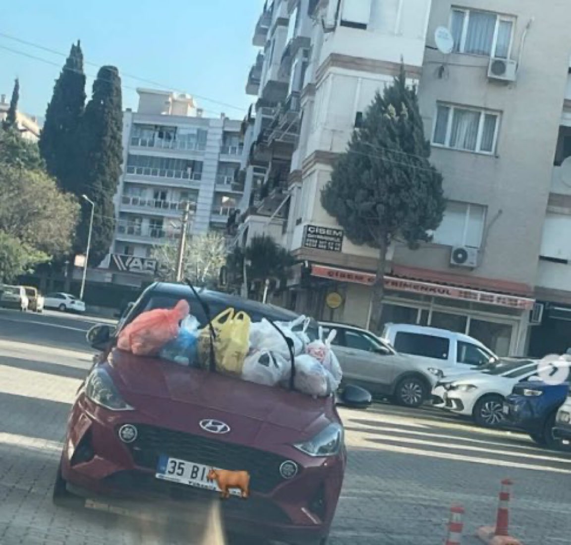 İzmir’de vatandaşlar çöplerini, yeraltı çöp konteynerinin üzerine park eden aracın üstüne bıraktı.