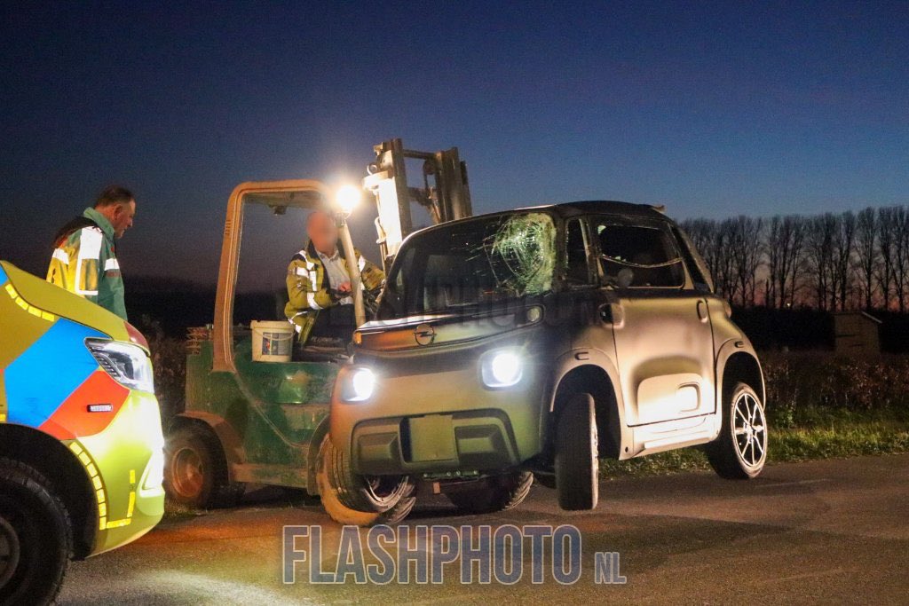 Microcar op zijn kant na raken steen in Hendrik-Ido-Ambacht