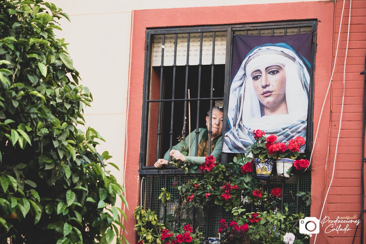 Quien le iba a decir a Ella que iban a pasar por su Plazuela de Santa Ana #Triana <a href="/EspDeTriana/">Esperanza de Triana</a> #SemanaSanta2026