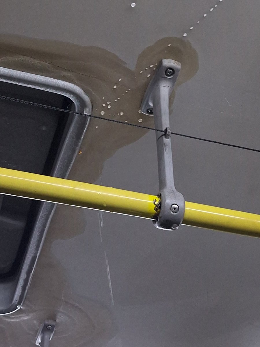 Chrystynyy's tweet photo. Slk amo as tecnologias campineiras, dá até pra tomar banho dentro do ônibus https://t.co/zvUdFt6nGr