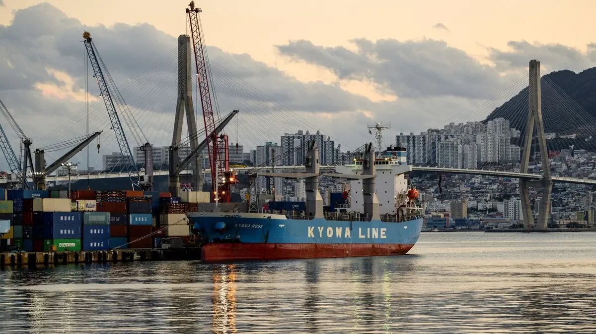 sajjadkazmi946's tweet image. #SouthKorea will send five Korean-flagged ships to Saudi Arabia’s #RedSea port of #Yanbu to secure alternative oil routes amid Strait of Hormuz disruptions, a ruling MP said. The move comes as oil price spikes threaten growth and inflation in South Korea.