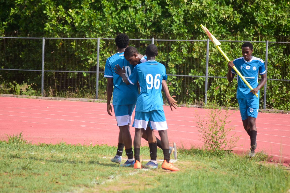 unilorinleague's tweet photo. Post-Match Highlights 📸

Emirates United secure a hard-fought 2–1 victory over D’Aztecs FC in a competitive encounter. Haliru Bello was the standout performer, netting a brace in the 28th and 44th minutes to give his side a strong advantage before the break. D’Aztecs FC pulled one back through Cornelius Ajulo in the 66th minute, but Emirates United held firm under pressure to see out the win and claim all three points.

Emirates United 2–1 D’Aztecs FC

#UNILORINLeague8 #MoniePoint #MadeForYourProgress #OddScore #YouOwnYourOdds