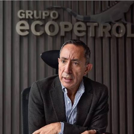 🚨 ATENCION:  Uno de los ladrones de la banda de Petro,  Ricardo Roa se va del país a disfrutar lo robado.  Se burlará de la justicia.