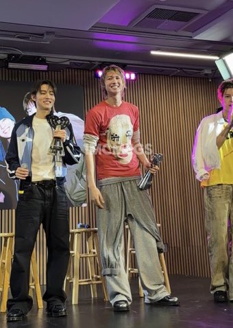 dele #REDRED tweet media