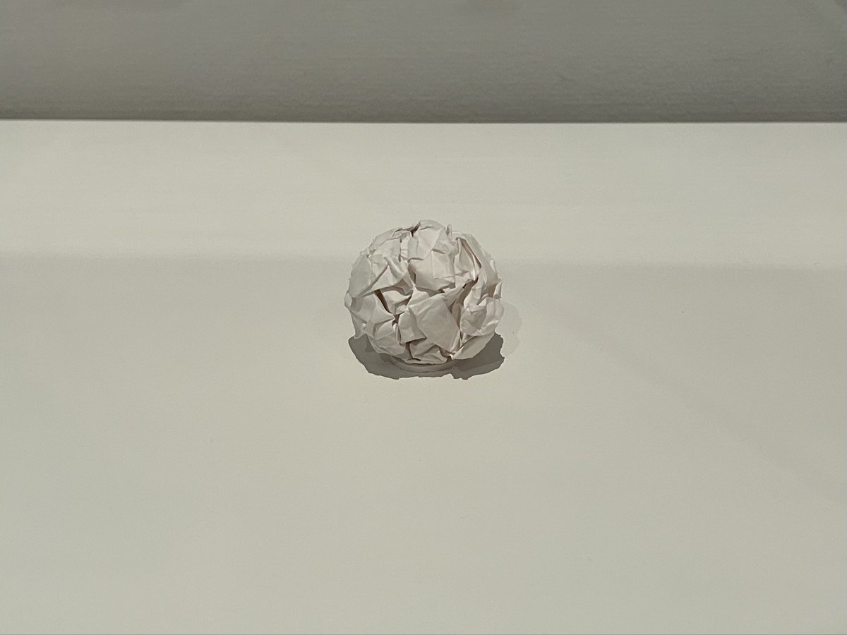 ayaka1809's tweet photo. #YBA展
マーティン・クリード
《「作品 No.74（70）」と名付けられた彫刻》
《作品 No. 88：くしゃくしゃに丸めたA4サイズの紙》
紙をくしゃくしゃに丸めたものをアートにしたもの。紙をくしゃくしゃに丸めるだけなら、「誰でもできそう！」なんて思っちゃいそうだけど、これができないんだな…！ https://t.co/vZxCDBPOHT