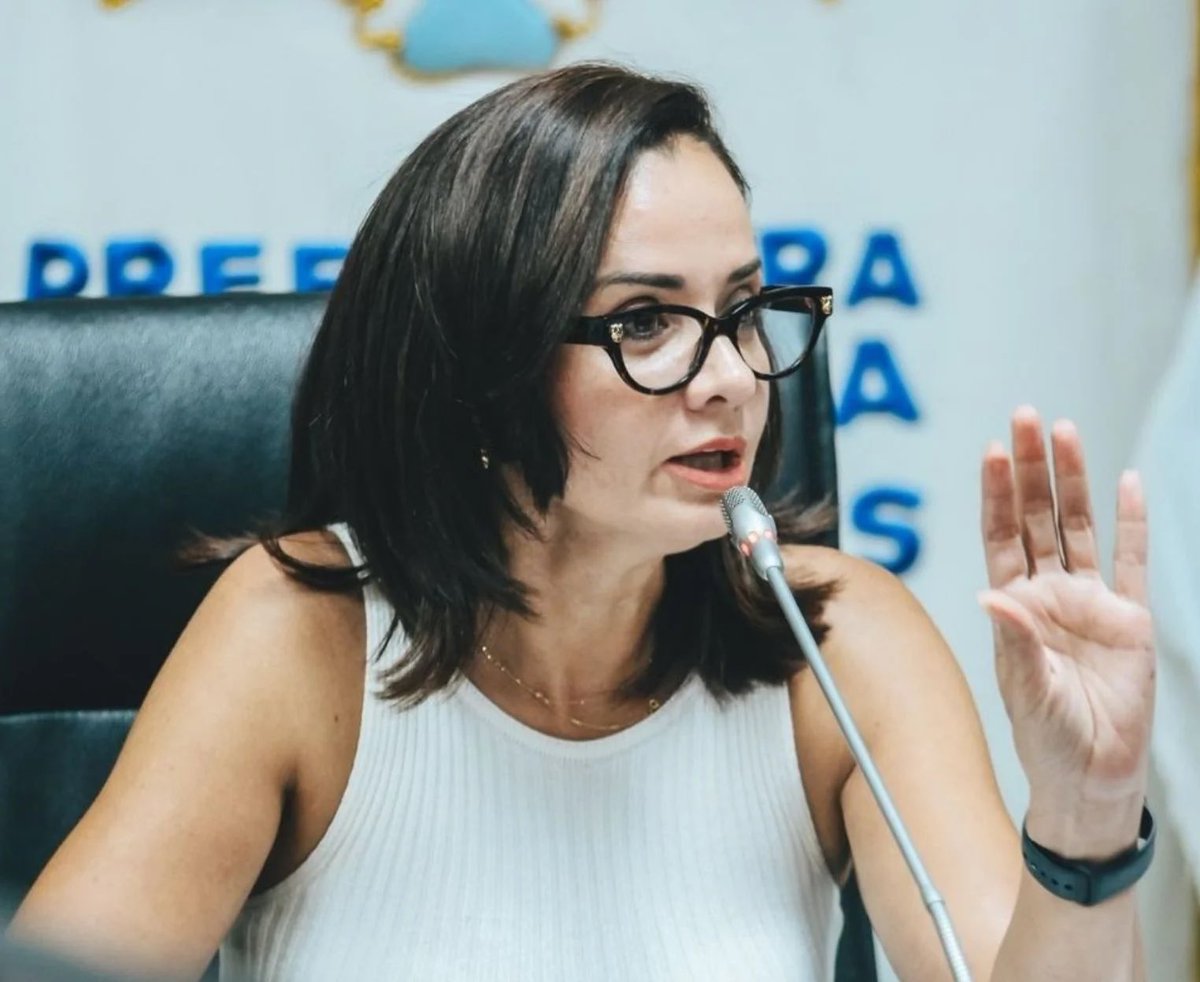 El viceprefecto Carlos Serrano, quien asumirá el puesto de Marcela, queda en la mira por sus viajes constantes a paraísos fiscales en Panamá, donde movía dinero de coimas vinculadas a contratos de la Prefectura del Guayas.

Par de corruptos.