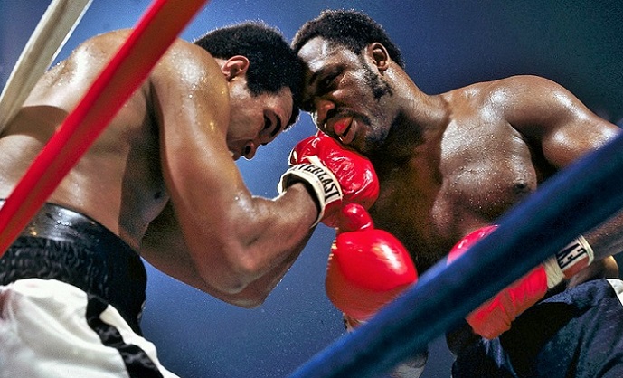 HVYWeightHeroes's tweet image. A relentless Smokin' Joe Frazier traps world champ Muhammad Ali on the ropes in their legendary third and final battle in 1975. Ali would win the fabled "Thrilla In Manila" when Frazier's corner stopped the brutal slugfest after round 14. #Heavyweight #History #Boxing