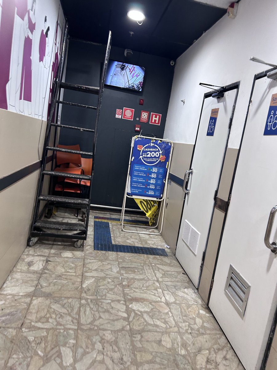 GataoAtv's tweet photo. 🚨Carr€four Ar!cand¥va
Ao lado da praça de alimentação reabriu, porem cuidado: no corredor tem camera e um monitor q te filma e la dentro, as frestas nao dao mais pra ver quem ta entrando. Cuidado meninos. https://t.co/j20HCPL8lH