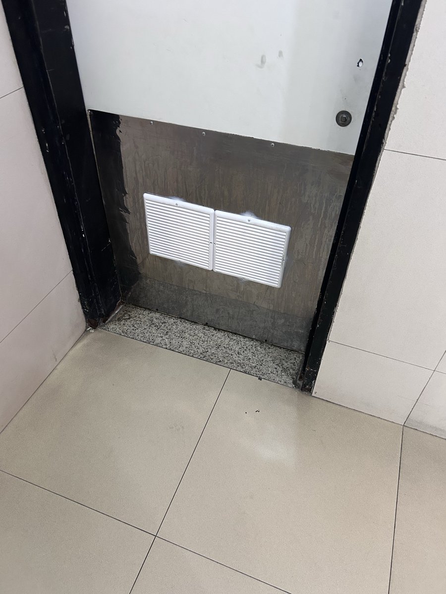 GataoAtv's tweet photo. 🚨Carr€four Ar!cand¥va
Ao lado da praça de alimentação reabriu, porem cuidado: no corredor tem camera e um monitor q te filma e la dentro, as frestas nao dao mais pra ver quem ta entrando. Cuidado meninos. https://t.co/j20HCPL8lH