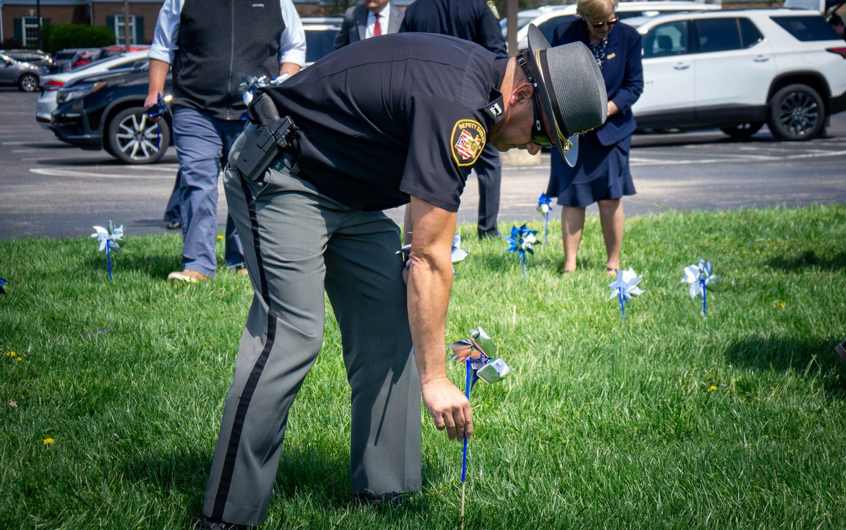 ClermontCounty's tweet photo. 240 blue pinwheels now stand in front of Municipal Court as a reminder of Child Abuse Prevention Month. Each pinwheel represents approximately five child abuse cases received through intake last year by Children’s Protective Services. #PinwheelsForPrevention #ClermontCounty https://t.co/sY0O0ECXS4